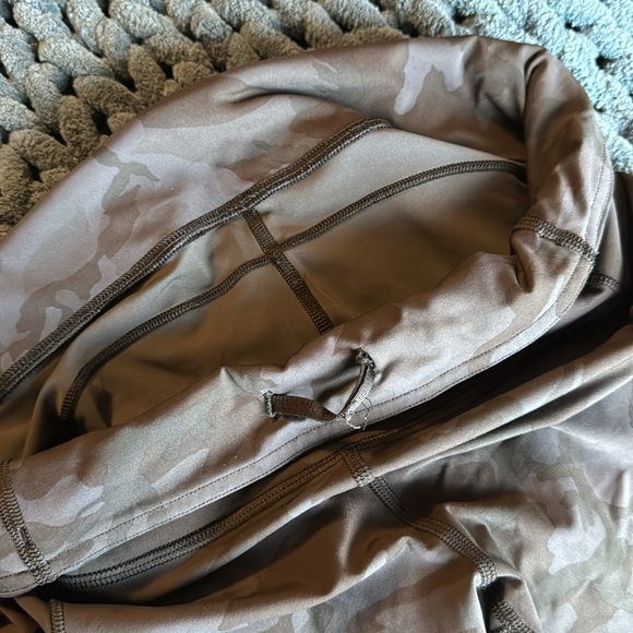 25" Lululemon Leggings w/ pockets and drawstring - Picture 5 of 6